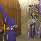 El Hermano  Mayor de los Nazarenos llama a la puerta de la iglesia de San Miguel.-MANUEL BRÁGIMO
