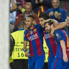 Neymar, Suárez y Messi se abrazan después de un hacerle un gol al City.-JORDI COTRINA