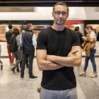 Abdelatif Hwidar, director y co-guionista del corto Manspreading, en una estación de Metro de Valencia.-MIGUEL LORENZO