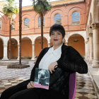 Aguirrezabala posa con su obra en el patio de la bibloteca de San Nicolás.-J.M. LOSTAU
