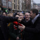 El portavoz de ERC en el Congreso, Joan Tardà, saluda al líder de Bildu, Arnaldo Otegi, en una manifestación el pasado 12 de enero.-VINCENT WEST