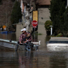 Pobladores intentan salir de una calle inundada en un poblado de California, EEUU.-AFP / GETTY IMAGES NORTH AMERICA