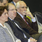 El presidente de la Junta de Castilla y León, Juan Vicente Herrera, junto al escritor, Luis Mateo Díez (D), y la consejera de Cultura y Turismo, María Josefa García Cirac (I).-ICAL