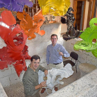 El enólogo Alberto Martínez (en primer término) y Pablo del Villar, en el interior del lagar de piedra, bajo la obra del artista Andrés Coello.-ARGICOMUNICACIÓN