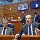 El presdidente Herrera, acompañado del vicepresidente, en un momento de la sesión.-ICAL