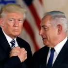 Trump y Netanyahu estrechan sus manos durante un encuentro en Jerusalén.-/ RONEN ZVULUN