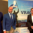 Alberto Domínguez, Chema Valentín-Gamazo y Enrique Lledó posan con el cartel de la campaña.-G.S.