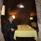 Cesáreo Álvarez en una de las mesas en el interior de su restaurante, La Cueva del Túnel-