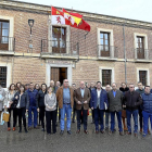 Alcaldes y otros responsables municipales de localidades de la zona sur ayer, junto a Jesús Julio Carnero, frente al Ayuntamiento de La Seca.-EL MUNDO