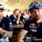 Stéphane Peterhansel y Sebastien Loeb, en el comedor de Peugeot del Dakar.-AP / FRANCK FIFE