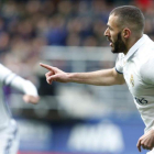 Benzema celebra su primer gol en Ipurua ante el Eibar antes del primer cuarto de hora.-EFE / JUAN HERRERO