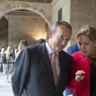 La vicepresidenta y consejera de Empleo de la Junta de Castilla y León, Rosa Valdeón, clausura el III Congreso Regional de Empresa Familiar. En la imagen la consejera junto a José Miguel Isidro, presidente EFCYL.-ICAL