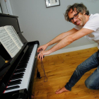 El pianista James Rhodes, en su casa el pasado mes de julio.  /-JOSÉ S. GUTIERREZ