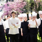 Jordi Cruz con su equipo de cocineros.-TWITTER