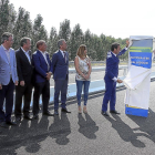 José Luis Ábalos, ministro de Fomento(d), inaugura un tramo de la autovía A-60 en Puente Villarente (León), acompañado por el consejero de Fomento Juan Carlos Suárez Quiñones(c)-ICAL