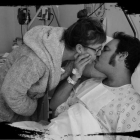 Uka y su mujer Carolina besándose después de la intervención.-Facebook de Uka