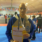 El taekwondista Óscar Campos posa con su medalla de oro.-EL MUNDO