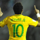 Neymar celebra su gol ante Uruguay en el Centenario de Montevideo.-AFP / DANTE FERNÁNDEZ