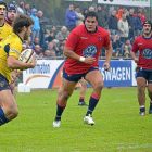 El argentino Cristian Bartoloni, de rojo, se dispone a placar al rival que lleva el oval.-E.M.