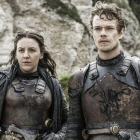 Los personajes Yara y Theon Greyjoy, en una imagen de la última temporada de Juego de tronos.-EL PERIÓDICO