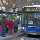 Autobús con el cartel de servicios mínimos durante la huelga de las pasadas Navidades.-MIGUEL ÁNGEL SANTOS (PHOTOGENIC)