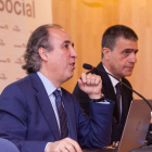 El consultor Emilio Duró imparte la conferencia 'Piensa diferente: lo que la verdad importa', organizada por Caja España-Duero.-ICAL