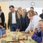 El vicesecretario de Organización del Partido Popular y cabeza de lista por Zamora al Congreso, Fernando Martínez-Maíllo, y la presidenta de la Comunidad de Madrid, Cristina Cifuentes, visitan el Centro Ocupacional 'Cristo de Morales' (Asprosub) en la loc-ICAL