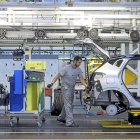 Un trabajador en la cadena de montaje de Renault en la factoría de Valladolid.-ICAL