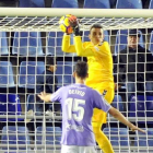 Masip bloca el balón ante la presencia de Deivid en el partido frente al Tenerife.-PHOTO-DEPORTE
