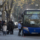 Los viajeros acceden a uno de los autobuses que cubría servicios mínimos al mediodía, en el Paseo Zorilla.-MIGUEL Á. SANTOS (PHOTOGENIC)