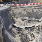 Un operario trabaja en la instalación de la malla que protege el primer arco del puente.-Pablo Requejo