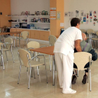 Enfermero ayuda a una persona mayor en una residencia para la tercera edad-ICAL