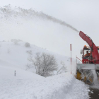 Fresadora limpia la CL- 627 en Piedraluengas (Palencia), en el límite con Cantabría, hace dos semanas por el temporal-ICAL