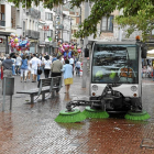 Un vehículo especial barre la plaza Mayor de Medina del Campo en un día festivo-Santiago G. del Campo