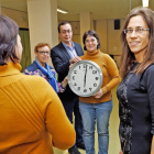Luisa, Fernando, María del Mar y Raquel, usuarios del Banco del Tiempo por el que intercambian horas y habilidades.-J. M. LOSTAU