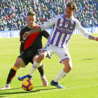 Calero controla el balón ante la presión de Embarba, durante el reciente Real Valladolid-Rayo Vallecano.-EL MUNDO