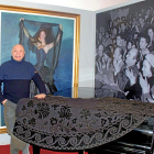 El bailarín Francisco Beltrán posa en el Museo Mariemma de Íscar, junto al ‘mantelo’ o sobrefalda tradicional.-EL MUNDO