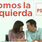 Cristina Narbona, presidenta del PSOE, conversa con Pedro Sánchez, el pasado lunes en la sede del partido.-DAVID CASTRO