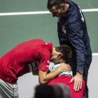 Djokovic (i) consuela a Troicki en el banquillo serbio tras perder ante Rusia.-AP