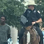 La imagen de la polémica: dos policías montados a caballo trasladan a un hombre negro atado con una cuerda, en Galveston (Texas).-