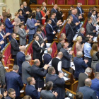 Los parlamentarios ucranianos aplauden la resolución del Parlamento.-Foto: AFP / GENYA SAVILOV