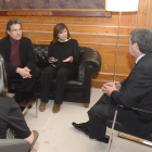 Antonio Tejedor (I) y Mercedes Linares, encargados del proyecto básico del centro de recepción de visitantes para el yacimiento arqueológico de Clunia, junto al presidente de la Diputación de Burgos, César Rico (D)-ICAL