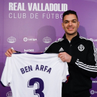 Ben Arfa posa en la sala de prensa de Zorrilla con la camiseta que lucirá en los partidos con el número 3. | J. M. LOSTAU