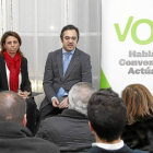 Ana Velasco y Alfredo Fernández en la sede de VOX en Valladolid-J. M. LOSTAU