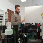 Carlos González realiza una de las catas habituales a un vino en la sala de una de las bodegas que visita.-L.P.