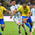 Arthur, a la izquierda, mientras Lo Celso y Fabinho pelean por un balón.-