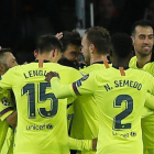 Los jugadores del Barça felicitan a Piqué por su gol en la Champions ante el PSV.-AP