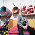 Marcelino Cabezas posa rodeado de material deportivo en uno de los almacenes de la Fundación Municipal de Deportes, para la que trabajó durante las dos últimas décadas.  PABLO REQUEJO