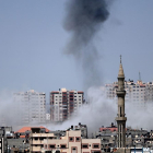 Columnas de humo en la Ciudad de Gaza este martes 29 de mayo tras los bombardeos de las fuerzas israelís-THOMAS COEX (AFP)