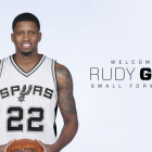 Rudy Gay, presentado por los San Antonio Spurs.-